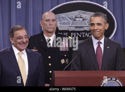 Stati Uniti Il presidente Barack Obama offre commento al Pentagono sulla difesa della revisione strategica come Segretario della Difesa Leon Panetta (L) sorrisi a Washington il 5 gennaio 2012. Obama ha delineato una 'smart, strategico " strategia militare che tagli di centinaia di miliardi di dollari dal bilancio nel prossimo decennio. UPI/Yuri Gripas Foto Stock