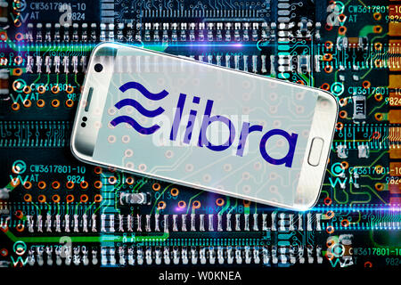 Libra logo sulla schermata dello smartphone, Libra cryptocurrency Foto Stock