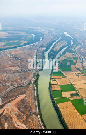 Il fiume Ebro meandro. Villaggio di Sastago. Provincia di Zaragoza, Aragona, Spagna, Europa Foto Stock