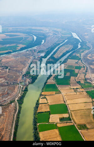 Il fiume Ebro meandro. Villaggio di Sastago. Provincia di Zaragoza, Aragona, Spagna, Europa Foto Stock