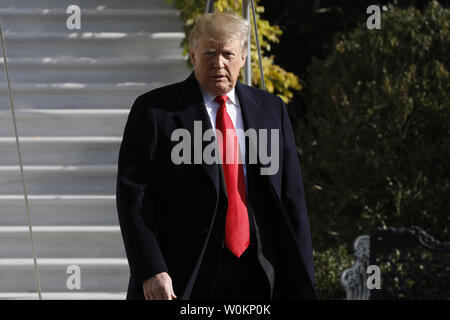 Stati Uniti Presidente Donald Trump passeggiate fuori dalla Casa Bianca a Washington il 29 novembre 2018 prima della sua partenza per i leader del G20 vertice di Buenos Aires, Argentina. Foto di Yuri Gripas/UPI Foto Stock