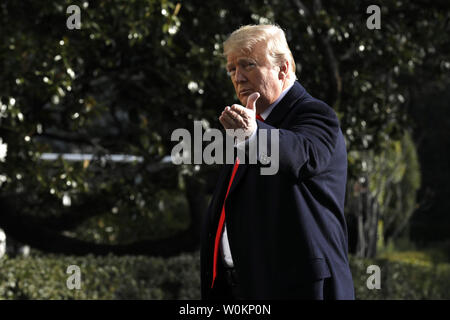 Stati Uniti Presidente Donald Trump passeggiate fuori dalla Casa Bianca a Washington il 29 novembre 2018 prima della sua partenza per i leader del G20 vertice di Buenos Aires, Argentina. Foto di Yuri Gripas/UPI Foto Stock