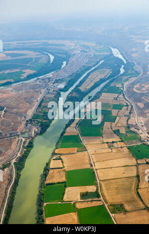 Il fiume Ebro meandro. Villaggio di Sastago. Provincia di Zaragoza, Aragona, Spagna, Europa Foto Stock