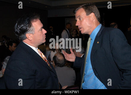 Governatore Mark Warner della Virginia colloqui con il membro del Congresso Dennis Cardoza (D-California) prima di affrontare i leader democratici consiglio a Washington D.C., 22 giugno 2003. Warner è un potenziale compagno di corsa per il Senatore John Kerry. (UPI foto/Rick Steele). Foto Stock