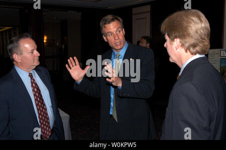 Governatore Mark Warner della Virginia i colloqui con il presidente della leadership democratica al Consiglio da (sinistra) e presidente del Progressive Policy Institute Will Marshall (destra) prima di affrontare i leader democratici consiglio a Washington D.C., 22 giugno 2003. Warner è un potenziale compagno di corsa per il Senatore John Kerry. (UPI foto/Rick Steele). Foto Stock