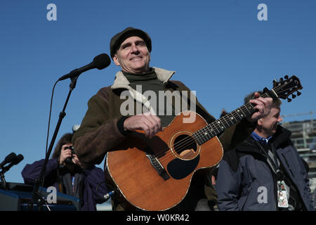 WASHINGTON, DC - 20 gennaio: un microfono si erge su un podio sul west Capitol piattaforma dove il Presidente Barack Obama terrà il giuramento di ufficio durante la sua seconda inaugurazione il 20 gennaio 2013 a Washington D.C. I preparativi sono proseguiti davanti a lunedì l'evento storico, che attirano di più di mezzo milione di persone. UPI/Win McNamee PISCINA Foto Stock