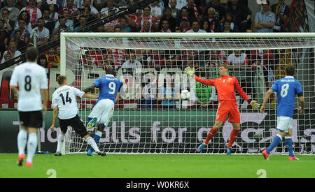 Mario Balotelli di teste in Italia l'apertura obiettivo durante l'Euro 2012 Semi-Final match presso lo Stadio Nazionale di Varsavia, Polonia, il 28 giugno 2012. UPI/Chris Brunskill Foto Stock