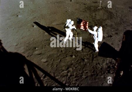 La Casa Bianca ha annunciato che il Presidente Bush prevede un importante discorso la prossima settimana dicendo che la NASA sarà l'invio di americani torna alla luna e in ultima analisi a Marte. Questo file immagine è dal luglio 20, 1969 luna a piedi di astronauta Edwin E. Aldrin, Jr. e astronauta Neil A. Armstrong. (UPI foto tramite la NASA) Foto Stock