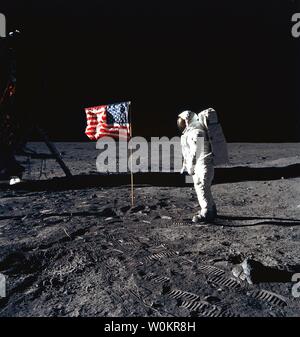 La Casa Bianca ha annunciato che il Presidente Bush prevede un importante discorso la prossima settimana dicendo che la NASA sarà l'invio di americani torna alla luna e in ultima analisi a Marte. Questo file immagine è dal luglio 20, 1969 luna a piedi di astronauta Edwin E. Aldrin, Jr., preso da astronauta Neil A. Armstrong. (UPI foto tramite la NASA) Foto Stock