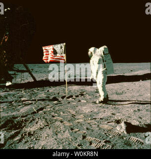 Il Presidente George W Bush è detto di essere in procinto di annunciare un nuovo programma spaziale per inviare astronauti americani torna alla luna. In questa foto dal 1969, Apollo 11 astronauta Edwin Aldrin sta di fronte la bandiera americana sulla luna. (UPI foto/NASA) Foto Stock