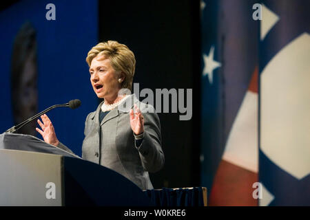 Noi il senatore Hillary Clinton, (D-NY), affronta la American Israel Public Affairs Committee (AIPAC) in Washington,DC 24 maggio 2005. (UPI foto/Kamenko Pajic) Foto Stock