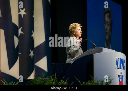 Noi il senatore Hillary Clinton, (D-NY), affronta la American Israel Public Affairs Committee (AIPAC) in Washington,DC 24 maggio 2005. (UPI foto/Kamenko Pajic) Foto Stock