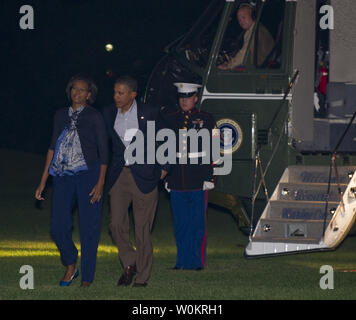 Il presidente degli Stati Uniti Barack Obama, accompagnato dalla First Lady Michelle Obama, passeggiate lontano dalla Marina Uno dopo il loro ritorno al South Lawn della Casa Bianca a Washington il 17 ottobre 2010. UPI/Mannie Garcia Foto Stock