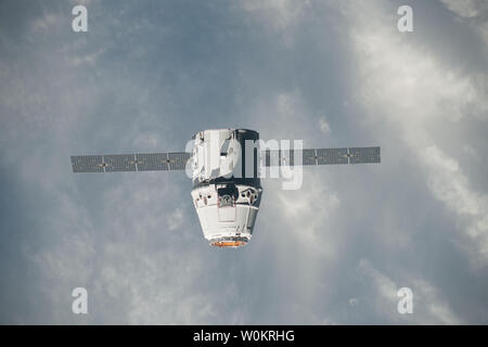 La SpaceX Dragon capsula viene agganciato dal Canadarm2 braccio robotico alla Stazione Spaziale Internazionale il 25 maggio 2012. Dragon è diventato il primo commercialmente sviluppato un veicolo spaziale ad essere lanciato alla stazione di unirsi a russi, europei e giapponesi artigianali di riordino del servizio che il complesso durante il ripristino di una capacità degli Stati Uniti per consegnare cargo per il laboratorio orbitale. UPI/NASA Foto Stock