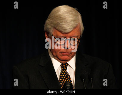 National Rifle Association (NRA) il Presidente David Keene entra in pausa per un momento di silenzio per la Newtown vittime di tiro, prima di una conferenza stampa a Washington DC, Dicembre 21, 2012. UPI/Molly Riley Foto Stock