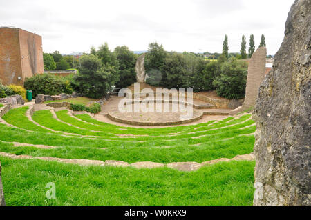 La ECOS Anfiteatro romano di Frome intorno al quale sono dodici pietre da soci fondatori dell'UE che mostra lo spirito di unità e di collaborazione,e l'albero Foto Stock