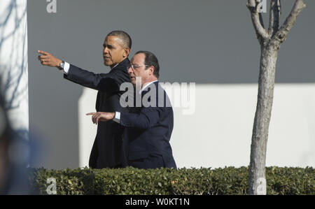 Stati Uniti Il presidente Barack Obama ricorda l'Ufficio ovale come lui e il Presidente francese Francois Hollande a piedi lungo il colonnato all Ufficio Ovale dopo la gazzetta ufficiale dello Stato visita cerimonia di arrivo sul prato Sud della Casa Bianca di Washington il 11 febbraio 2014. UPI/Pat Benic Foto Stock