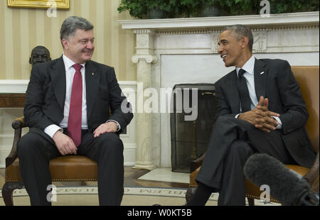 Il presidente Barack Obama condivide un momento di luce con il presidente ucraino Petro Poroshenko all Ufficio Ovale della Casa Bianca Settembre 18, 2014 a Washington D.C. Poroshenko precedentemente affrontato una sessione congiunta del Congresso. UPI/Pat Benic Foto Stock