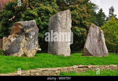 La ECOS pietre in piedi in Frome intorno all'anfiteatro,nella Community College. sinistra arenaria silicea dai Paesi Bassi, centro limest Portland Foto Stock