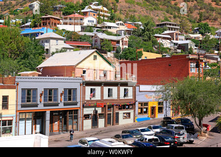 Guardando verso il basso sulla fabbrica di birra Ave nel centro storico di Bisbee, AZ Foto Stock