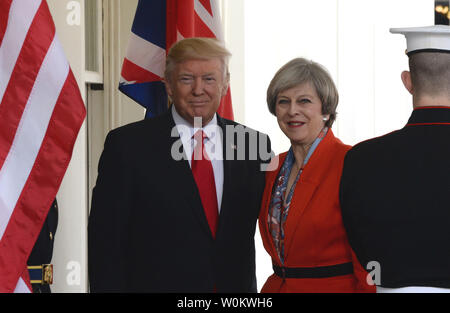 Stati Uniti Presidente Donald Trump saluta Primo Ministro del Regno Unito Theresa Maggio all'ala ovest della casa bianca a Washington D.C. il 27 gennaio 2017. I due leader avrà colloqui e una conferenza stampa. Foto di Pat Benic/UPI Foto Stock