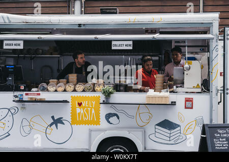 London, Regno Unito - 22 Giugno 2019: il personale di deliziosa pasta alimentare all'interno del carrello Spitalfields Market, uno dei migliori del mercato Vittoriano Hall di Londra con stalla Foto Stock