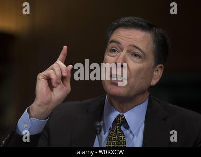 Direttore dell'FBI James Comey testimonia prima di un Senato Comitato Giudiziario audizione su "la supervisione dell'Ufficio federale di indagine, l' sul Campidoglio di Washington D.C., 3 maggio 2017. Foto di Molly Riley/UPI Foto Stock