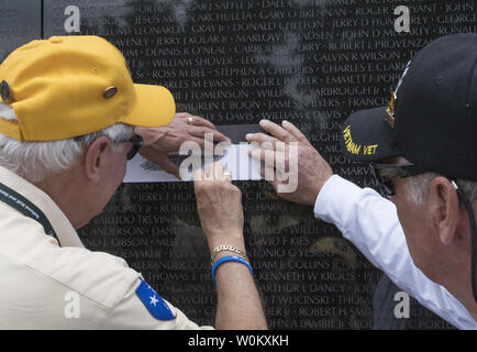 Il nome di un soldato caduto è tracciata come migliaia di persone che pagano i loro aspetti presso il Memoriale dei Veterani del Vietnam sul National Mall durante il weekend del Memorial Day in Washington, DC, Sabato 27 Maggio, 2017. Più di 58.000 nomi di militari che hanno perso la vita durante la Guerra del Vietnam sono elencati sul memorial wall. Foto di Pat Benic/UPI Foto Stock