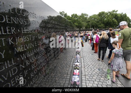 Migliaia di persone che pagano i loro aspetti presso il Memoriale dei Veterani del Vietnam sul National Mall durante il weekend del Memorial Day in Washington, DC, Sabato 27 Maggio, 2017. Più di 58.000 nomi di militari che hanno perso la vita durante la Guerra del Vietnam sono elencati sul memorial wall. Foto di Pat Benic/UPI Foto Stock