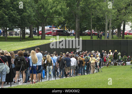 Migliaia di persone che pagano i loro aspetti presso il Memoriale dei Veterani del Vietnam sul National Mall durante il weekend del Memorial Day in Washington, DC, Sabato 27 Maggio, 2017. Più di 58.000 nomi di militari che hanno perso la vita durante la Guerra del Vietnam sono elencati sul memorial wall. Foto di Pat Benic/UPI Foto Stock