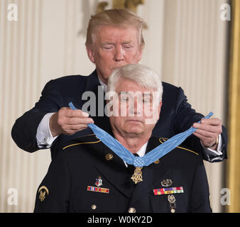 Stati Uniti Presidente Donald Trump awards medaglia d'onore a James McCloughan durante una cerimonia che si terrà nella Sala Est della Casa Bianca di Washington il 31 luglio 2017. McCloughan era un U.S. Army medic che hanno salvato 10 dei suoi compagni da un kill zone durante il 1969 Battaglia di Hui Yon Hill in Vietnam. Foto di Pat Benic/UPI Foto Stock