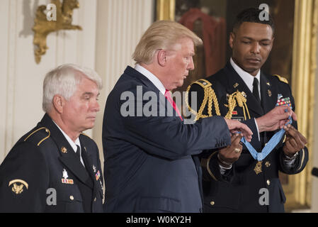 Stati Uniti Presidente Donald Trump awards medaglia d'onore a James McCloughan durante una cerimonia che si terrà nella Sala Est della Casa Bianca di Washington il 31 luglio 2017. McCloughan era un U.S. Army medic che hanno salvato 10 dei suoi compagni da un kill zone durante il 1969 Battaglia di Hui Yon Hill in Vietnam. Foto di Pat Benic/UPI Foto Stock