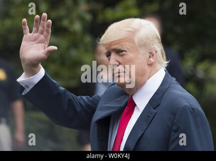 Stati Uniti Presidente Donald Trump onde come egli approda Marine uno dopo l arrivo sul prato Sud della Casa Bianca di Washington il 14 agosto 2017. Trump tornato alla Casa Bianca dalla sua vacanza in New Jersey per firmare un memorandum sulla Cina e a discutere di Charlottesville. Foto di Pat Benic/UPI Foto Stock