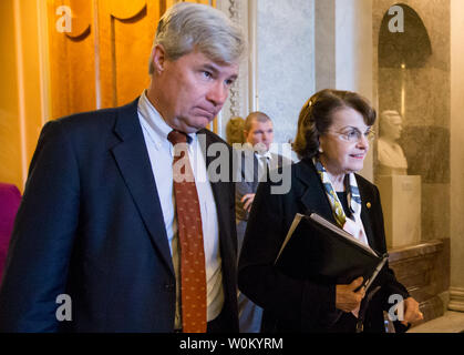 Il Sen. Sheldon Whitehouse (D-RI) e Sen. Dianne Feinstein (D-CA) lasciare il senato pavimento dopo una votazione procedurale su una tassa di spazzamento bill in Washington D.C, il 1 dicembre 2017. Senato i repubblicani stanno cercando di trasmettere la loro revisione fiscale bill ma hanno faticato a raccogliere un numero sufficiente di voti per il passaggio. Foto di Erin Schaff/UPI Foto Stock