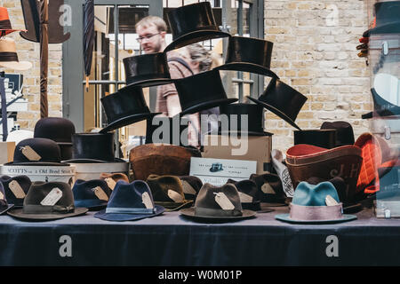 London, Regno Unito - 22 Giugno 2019: Vintage cappelli in vendita alla pressione di stallo all'interno di Spitalfields Market, uno dei più raffinati superstite mercato Vittoriano Hall di Londra wit Foto Stock