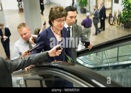 Il Sen. Susan Collins (R-ME) passeggiate al settimanale caucus repubblicano il pranzo al Campidoglio di Washington il 19 dicembre 2017. Il Senato è la pianificazione di votare la legge fiscale questa sera. Foto di Erin Schaff/UPI. Foto Stock