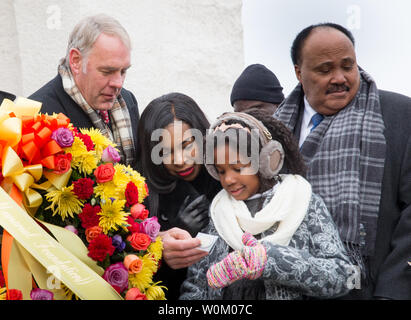 Il Segretario degli Interni Ryan Zinke dà una sfida moneta di Yolanda King (destra) come sua madre Arndrea acque re guarda con padre Martin Luther King III sulla destra durante la ghirlanda annuale cerimonia di posa per il Martin Luther King Jr. giorno il Martin Luther King Jr. Memorial di Washington il 15 gennaio 2018. Yolanda è la nipote di Martin Luther King Jr. Foto di Erin Schaff/UPI Foto Stock