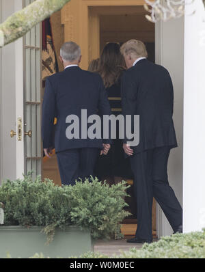 Stati Uniti Presidente Donald Trump accompagnatrici il Primo Ministro australiano Malcolm Turnbull nell'Ufficio Ovale della Casa Bianca di Washington il 23 febbraio 2018. Turnbull è su una visita di un giorno alla Casa Bianca. Foto di Pat Benic/UPI Foto Stock