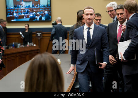 Facebook co-fondatore e CEO Mark Zuckerberg passeggiate lontano dalla sua sede durante una pausa dalla testimonianza prima una casa energia e commercio audizione del Comitato sulla trasparenza e l'utilizzo dei dati dei consumatori su Capitol Hil di Washington il 11 aprile 2018. L' audizione segna Zuckerberg Il secondo giorno della testimonianza sulla Capitol Hill seguenti relevations che milioni di utenti di Facebook hanno avuto le loro informazioni personali impropriamente utilizzati da Cambridge Analytica, una società di consulenza legata al Trump campagna presidenziale. Foto di Erin Schaff/UPI Foto Stock