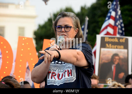 Rosie O'Donnell parla ai manifestanti di fronte alla Casa Bianca a Washington il 6 agosto 2018. O'Donnell e membri del cast da spettacoli di Broadway a New York hanno aderito il quotidiano anti-Trump proteste che avviato dal vertice di Helsinki tra il presidente Donald Trump e il Presidente russo Vladimir Putin. Il Broadway artisti interpreti o esecutori hanno cantato varie mostra brani durante la protesta. Foto di Pat Benic/UPI Foto Stock