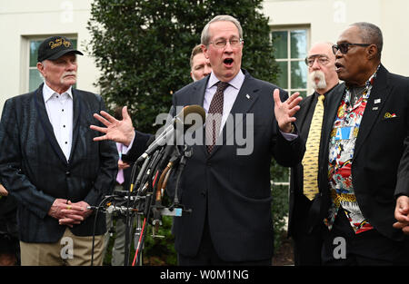 Virginia Rappresentante Bob Goodlatte rende commenstss dopo presidente Donald Trump firma la musica Modernization Act che protegge i diritti d'autore nell'era digitale, di Washington il 11 ottobre 2018. Altro musicista(2° LR. Foto di Pat Benic/UPI Foto Stock