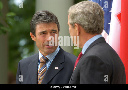 Il presidente americano George Bush e il Primo Ministro danese Anders Fogh Rasmussen nel Giardino delle Rose della Casa Bianca 28 Maggio 2004 a Washington, DC. Bush e Rasmussen ha incontrato in una porta chiusa riunione nell'Ufficio Ovale prima della loro conferenza stampa. (UPI foto/Greg Whitesell) Foto Stock