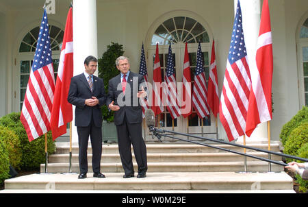 Il presidente americano George Bush e il Primo Ministro danese Anders Fogh Rasmussen nel Giardino delle Rose della Casa Bianca 28 Maggio 2004 a Washington, DC. Bush e Rasmussen ha incontrato in una porta chiusa riunione nell'Ufficio Ovale prima della loro conferenza stampa. (UPI foto/Greg Whitesell) Foto Stock