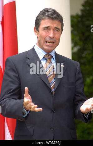 Primo Ministro danese Anders Fogh Rasmussen ci parla il Presidente George W Bush nel Giardino delle Rose della Casa Bianca 28 Maggio 2004 a Washington, DC. Bush e Rasmussen ha incontrato in una porta chiusa riunione nell'Ufficio Ovale prima della loro conferenza stampa. (UPI foto/Greg Whitesell) Foto Stock