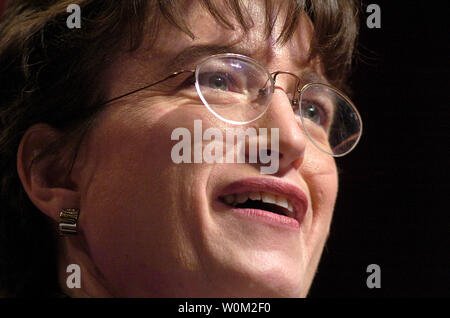 Kim Gandy, presidente della Organizzazione Nazionale per le donne, parla al pubblico al 2004 'Prendere indietro America' conferenza presso il Marriott Wardman Park Hotel a Washington D.C. il 4 giugno 2004. (UPI foto/Greg Whitesell) Foto Stock