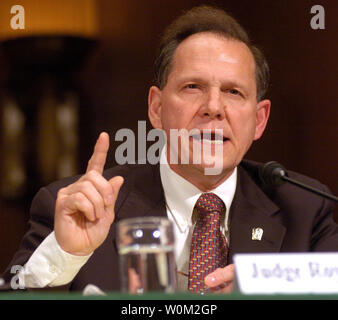 L'onorevole Roy Moore, ex capo della Giustizia della Suprema Corte di Alabama testimonia davanti alla commissione giudiziaria del Senato sulla U.S. Costituzione e pubblica espressione religiosa nel senato Dirksen Edificio per uffici a Washington D.C. il 8 giugno 2004. (UPI foto/Greg Whitesell) Foto Stock