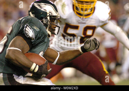 Washington Redskins non riesco a smettere di Eagle's runningback Brian Westbrook in 17-14 perdita contro il Philadelphia Eagles su dicembre 12, 2004 in Fed Ex Campo in Landover, Md. (UPI foto/Greg Whitesell) Foto Stock