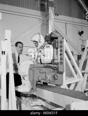 L'astronauta della NASA Neil Armstrong subisce un peso e un equilibrio nei test di installazione pirotecnici edificio, al Kennedy Space Center, Florida, il 18 febbraio 1966. Marzo 16, 2016 è il cinquantesimo anniversario della NASA Gemini 8 missione la sesta voli spaziali con equipaggio condotto durante gli Stati Uniti' Progetto Gemini programma. L'obiettivo primario della missione, il docking di successo di due veicoli spaziali in orbita, un primo volo spaziale, è stato un successo anche se l'equipaggio dovrebbe sperimentare una critica in-space system failure, costringendoli ad abbandonare la missione prematuramente. UPI Foto Stock