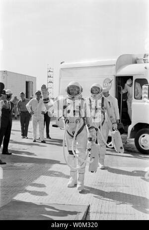 Gli astronauti della NASA Neil Armstrong (in primo piano), il comando pilota, e David Scott, pilota, a piedi fino alla rampa al Launch Complex 19 durante la Gemini 8 prelaunch conto alla rovescia su Marzo 16, 1966. Marzo 16, 2016 è il cinquantesimo anniversario della NASA Gemini 8 missione la sesta voli spaziali con equipaggio condotto durante gli Stati Uniti' Progetto Gemini programma. L'obiettivo primario della missione, il docking di successo di due veicoli spaziali in orbita, un primo volo spaziale, è stato un successo anche se l'equipaggio dovrebbe sperimentare una critica in-space system failure, costringendoli ad abbandonare la missione prematuramente. UPI Foto Stock