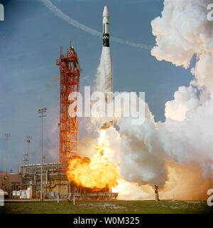 Un bersaglio Agena veicolo Docking sulla cima di un razzo Atlas solleva dal Launch Complex 14 presso il Kennedy Space Center di 10.00, il 16 marzo 1966, poco prima che il Gemini 8 il decollo presso il vicino complesso di lancio 19. L'Agena è servito come un rendezvous e veicolo di docking per il Gemini 8 veicolo spaziale. Marzo 16, 2016 è il cinquantesimo anniversario della NASA Gemini 8 missione la sesta voli spaziali con equipaggio condotto durante gli Stati Uniti' Progetto Gemini programma. L'obiettivo primario della missione, il docking di successo di due veicoli spaziali in orbita, un primo volo spaziale, è stato un successo anche se l'equipaggio avrebbe exper Foto Stock